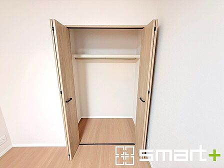 ~収納豊富な洋室~ ・各居室に備え付けの収納をご用意。タンスなどを置く場合と比べ出っ張らないので部屋の中を有効のご活用いただけます。 ・収納の広さなどぜひ現地でご確認くださいませ。