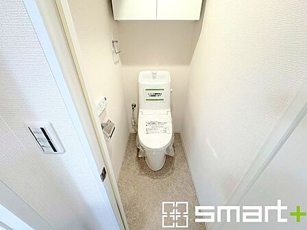 ～新品交換済みのトイレ～ ・温水洗浄機能付きに新品交換済みなので快適ですね。 ・トイレットペーパーや掃除用具などもしまえる収納付き。 
