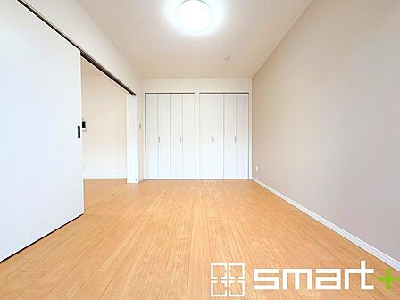～収納スペース付きの洋室～ ・寝室はもちろん、お子様のプレイルームや趣味のお部屋など、用途様々な洋室。 ・リビングの続き間として利用すれば18帖の広々空間になります。 