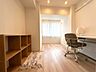 室内：デスクワークや趣味の部屋としても使いやすい洋室。