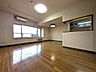 リビング/ダイニング：【陽当り・通風良好な心地よい住空間】暖かな光と爽やかな風が通り抜ける快適なリビング。毎日の暮らしをより豊かに、ゆったりと寛げるこだわりの空間設計です。