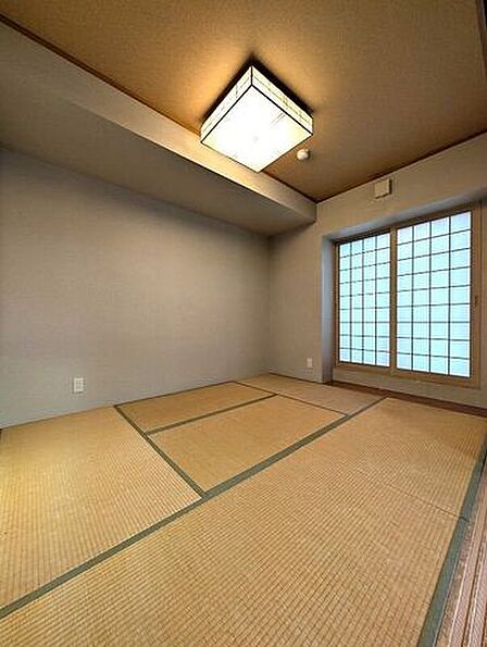 【心落ち着く、癒やしの和室空間】畳の心地よい香りと障子から入る柔らかな光が魅力の和室。お休み処としてはもちろん、小さなお子様のプレイスペースや、来客時の客間としてもマルチに活躍する便利な一室です。
