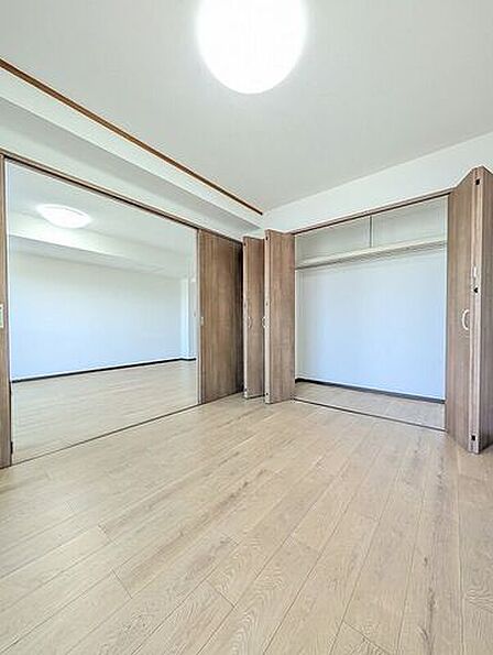 温かみのあるフローリングと落ち着いた色合いの建具が調和した、居心地の良いプライベート空間です。