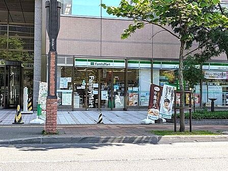 ファミリーマート札幌北1条西7丁目店 1460m