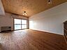 リビング/ダイニング：壁・天井はホタテの貝殻の漆喰など自然素材ならではの優れた調湿・消臭効果も期待できるため、オールシーズンを通じて爽やかで快適な暮らしをサポートします。