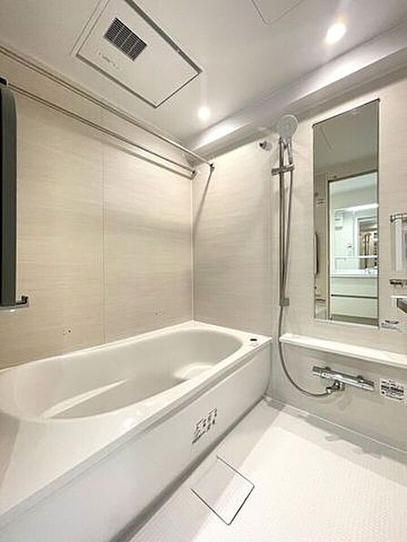 ◇浴室◇毎日の疲れを癒す場所だからこその、シンプルで落ち着いた空間となっています。浴槽にゆっくりと身を沈め深く瞑想をすれば、また新たな活力が湧いてきます。浴室換気乾燥機付きです。