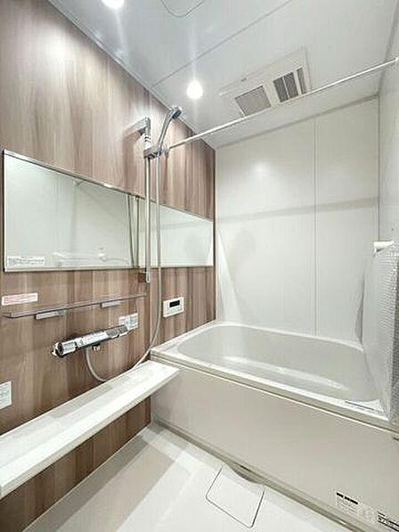 ◇浴室◇毎日の疲れを癒す場所だからこその、シンプルで落ち着いた空間となっています。浴槽にゆっくりと身を沈め深く瞑想をすれば、また新たな活力が湧いてきます。浴室換気乾燥機付きです。