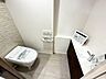 トイレ：トイレには手洗いが設置されています。