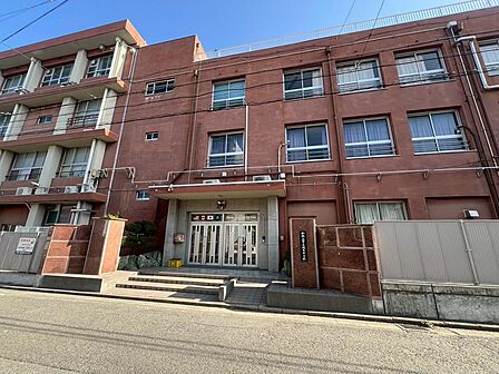 城東中学校まで徒歩約10分(約755m)