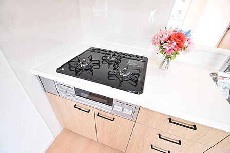 お料理もはかどるグリル付き３口コンロを採用♪☆低価格の中古マンションに強いセナホーム☆低価格ながらハイグレードな物件を多数取り揃えております。【電話問合せ】０４５−３１５−２４３７