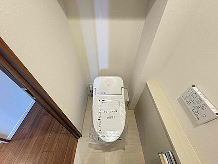 温水洗浄便座付きトイレを採用。手洗いカウンターや収納スペースを備え、使い勝手と清潔感に配慮された快適な空間です。