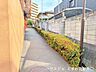 その他：建物裏手の通路は直線的で歩きやすく、日々の出入りもスムーズ。周囲は住宅街のため車通りも少なく、静かな雰囲気の中で落ち着いた暮らしが期待できます。