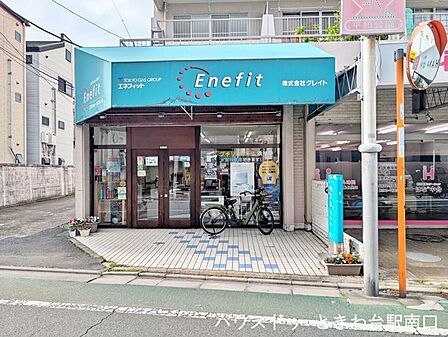 親しみやすい外観の店舗が1階に。建物の周囲はきれいに舗装され、歩きやすい環境です。