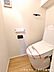 トイレ：白を基調とした清潔感のあるトイレ空間です。温水洗浄便座を標準装備し、壁付けのリモコンで操作もスマートに行えます。毎日使う場所だからこそ、心地よさを大切にした設計です。