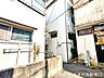 外観：周辺環境と調和した落ち着きのある空間です。駅近の利便性を備えつつ、即時の引き渡しも可能となっており、スムーズな入居が叶います。