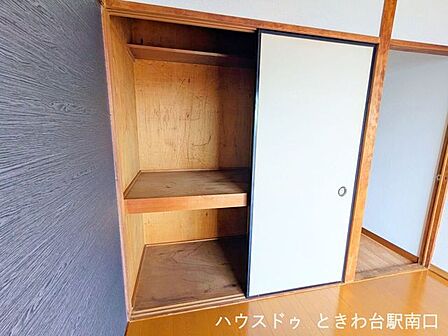 押し入れタイプの収納は、布団や大きな荷物も収まるゆとりの広さ。お部屋をすっきりと保つことができます。