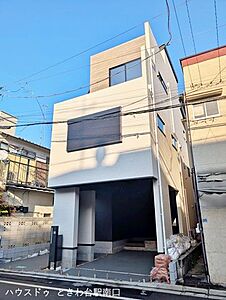 外観:都市的なデザインのスタイリッシュな外観。前面道路は幅員約6.9mと広く、並列2台の駐車が可能なゆとりあるスペースを確保しています。 外観:都市的なデザインのスタイリッシュな外観。前面道路は幅員約6.9mと広く、並列2台の駐車が可能なゆとりあるスペースを確保しています。
