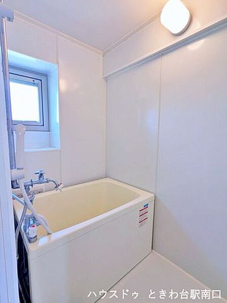 小窓を備えた浴室で、入浴後の換気がしやすい造りです。コンパクトに設備がまとまり、浴槽に浸かって一日の疲れを癒やせます。