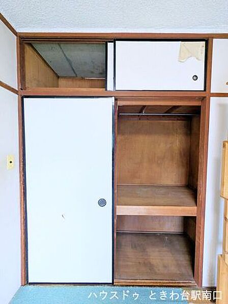 4畳の和室にある収納。天袋を備えた押入れで、内部にはハンガーパイプと棚を設置。衣類から寝具、季節用品まで、収納物に応じて使い分けられる仕様です。
