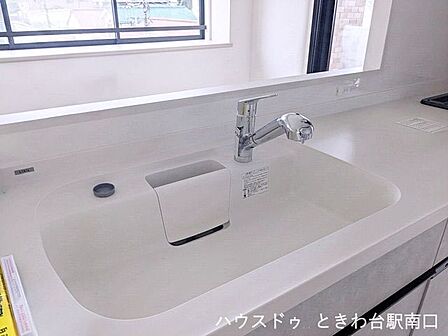 ワークトップと美しく調和する清潔感のあるシンクです。シャワー引き出し式の水栓を備えており、大きな鍋の洗浄やシンクのお手入れも手軽に行えます。