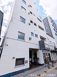 外観：東武東上線「中板橋」駅徒歩8分、2駅利用可能な利便性の高い立地です。白を基調とした外観で、周辺には飲食店や買い物施設が充実しており、日々の暮らしに心地よい活気をもたらす住環境です。