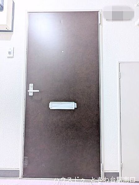 落ち着いた色合いの玄関ドアが、住まいの品位を高めます。リノベーションにより、室内は最新の設備へと一新されるため、機能性とデザイン性を兼ね備えた空間となります。
