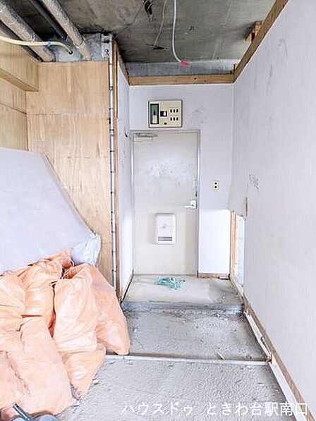 玄関周りも収納を充実させた設計に変更されます。限られたスペースを有効活用し、すっきりとした空間を維持できる工夫が凝らされた、使い勝手の良いエントランスに生まれ変わります。