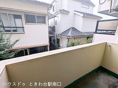 日差しを遮るものが少なく、開放感のあるバルコニーです。洗濯物を干すスペースとしてはもちろん、ちょっとした植物を育てるのにも適しています。