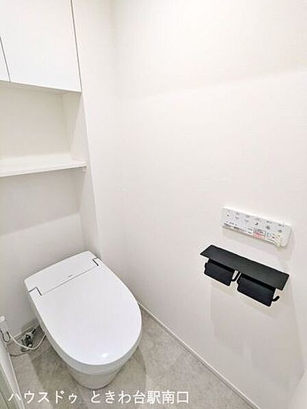 洗面台下部には奥の物まで取り出しやすいスライド式引き出し収納を採用。タオルやストック類を効率よく整理できます。