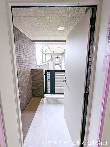 玄関扉を開けた先にはゆとりのある専用ポーチが広がります。門扉により適度な独立性が保たれ、開放感と落ち着きを感じられる心地よいエントランスです。