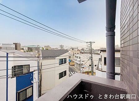 4階角住戸ならではの開放感のある眺望。視界を大きく遮る高い建物が周辺に少なく、青空が広がる気持ちの良い景色を望めます。