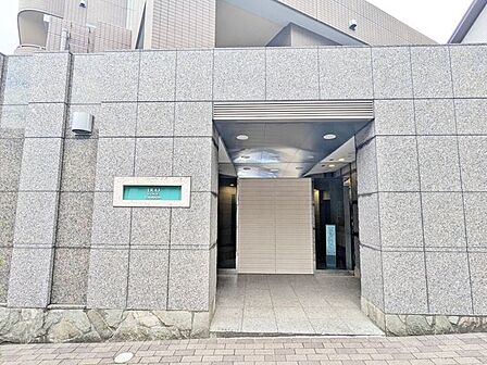 スタイリッシュな石造りの壁に映える洗練された銘板が、上質な暮らしを象徴。訪れる方に安心感と格式を与えてくれます。