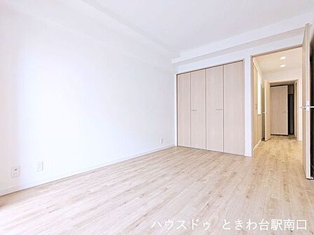 約6.5畳の洋室に設置された大型クローゼットです。フラットな木目調扉がお部屋のインテリアになじみ、空間をすっきりと見せてくれます。