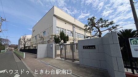 板橋区立桜川中学校通学も安心!「桜川中学校」まで徒歩圏内。地域の公立校として、安心してお子さまを通わせられる教育環境が整っています。 1060m