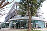 周辺：板橋区立中央図書館平和公園内にある、静かな環境で本を楽しめる図書館。広々とした館内には読書スペースも完備。館内にはボローニャから寄贈された絵本を中心に世界各地の海外絵本を所蔵する「いたばしボローニ…