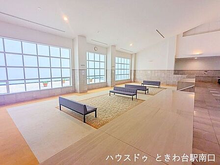 開放感あふれる吹き抜けのロビーには、ゆったりと座れるソファを配置。居住者同士の歓談や待ち合わせなど、多目的に利用できる憩いの空間です。