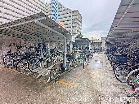 雨風から大切な自転車を守る屋根付きの駐輪場。スライド式ラックにより整然と駐輪でき、日々の出し入れもスムーズに行えます。