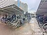 その他：雨風から大切な自転車を守る屋根付きの駐輪場。スライド式ラックにより整然と駐輪でき、日々の出し入れもスムーズに行えます。