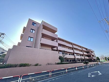 現地外観写真 周辺環境に馴染む外観デザイン。 落ち着いた住環境が広がります。