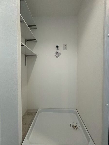 無駄のないシンプルな構成で、日々の暮らしに整然とした心地よさをもたらす空間です。