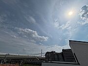 空が広く見渡せる開放的なロケーションで、街の日常を穏やかに感じながらゆったりとした時間を過ごせます。