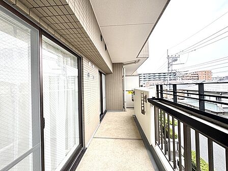 風通しが良く開放的な空間が広がり、日々の暮らしに心地よいゆとりと開放感をもたらしてくれます。