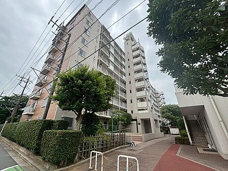 落ち着いた街並みに溶け込む、豊かな緑と調和した端正な佇まいが暮らしの安らぎを感じさせます。