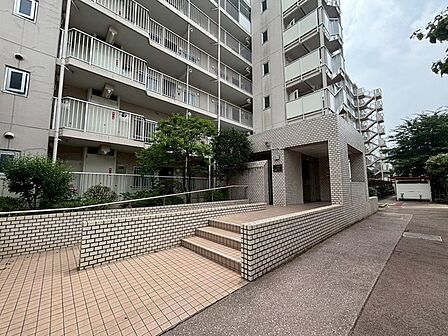 街並みに調和する落ち着いた佇まいと、住まう方を優しく迎え入れる丁寧なアプローチが印象的です。