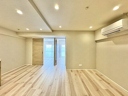 洗練された色調が心地よい調和を生み出し、余白の美しさが日々の暮らしに穏やかなゆとりを添えてくれます。