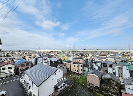 遮るもののない抜けた空が広がり、日常の開放感を高めてくれる心地よい眺望です。