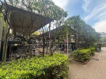 豊かな植栽に囲まれた、日々の暮らしに調和する穏やかな佇まいの共用スペースです。