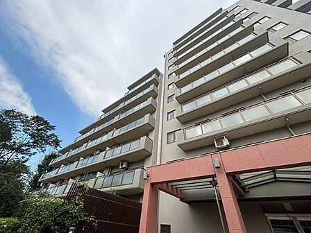 青空に堂々と佇む洗練されたフォルムが、街並みに落ち着きと調和をもたらしています。
