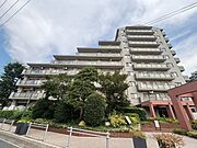 豊かな植栽が街並みに馴染み、穏やかな時間が流れる落ち着いた佇まいの住まい。