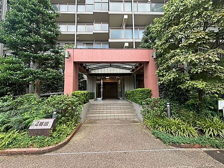 豊かな緑と調和する落ち着いた佇まいが、日々の帰宅を穏やかな時間へと変えてくれます。